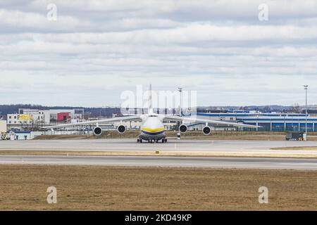 Ukrainisch Antonov an-124 Ruslan reg no UR-82072 wird in Danzig, Polen, gesehen am 5. März 2022 besuchen Flugzeuge Danzig während des russischen Krieges gegen die Ukraine. An-124 ist ein großes, strategisch ausgerüsttes viermotoriges Luftfahrzeug, das im Jahr 1980s vom Antonov-Konstruktionsbüro der ukrainischen SSR entworfen wurde. Das Flugzeug ist das schwerste Frachtflugzeug der Welt mit Bruttogewichtsproduktion und das schwerste Frachtflugzeug mit Betrieb. (Foto von Michal Fludra/NurPhoto) Stockfoto