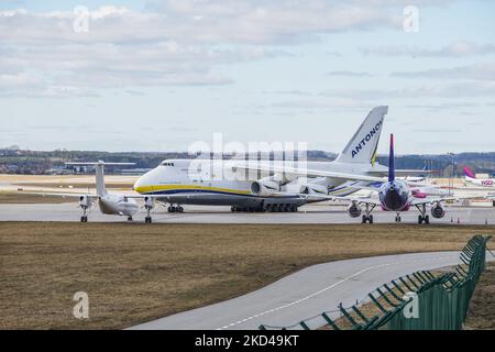 Ukrainisch Antonov an-124 Ruslan reg no UR-82072 wird in Danzig, Polen, gesehen am 5. März 2022 besuchen Flugzeuge Danzig während des russischen Krieges gegen die Ukraine. An-124 ist ein großes, strategisch ausgerüsttes viermotoriges Luftfahrzeug, das im Jahr 1980s vom Antonov-Konstruktionsbüro der ukrainischen SSR entworfen wurde. Das Flugzeug ist das schwerste Frachtflugzeug der Welt mit Bruttogewichtsproduktion und das schwerste Frachtflugzeug mit Betrieb. (Foto von Michal Fludra/NurPhoto) Stockfoto