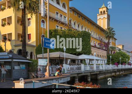 Gardone Riviera Italien, Blick im Sommer auf den Fährhafen und das beliebte Grand Hotel am See in Gardone Riviera, Gardasee, Lombardei, Italien Stockfoto