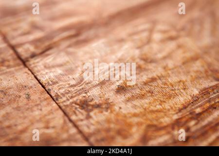 Extreme Nahaufnahme von zerknitterter Messingfolie. Selektiver Weichfokus, geringe Schärfentiefe. Stockfoto