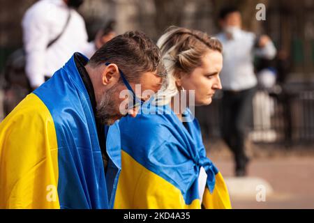 Demonstranten knien während eines Schweigemindes für die in der Ukraine Getöteten bei einer Kundgebung im Weißen Haus. Hunderte von Menschen versammelten sich, um eine Flugverbotszone der NATO und militärische Unterstützung für die Ukraine zu fordern. Dies ist der 10.-tägige Tag der Demonstrationen im Weißen Haus für die Ukraine in Folge. (Foto von Allison Bailey/NurPhoto) Stockfoto