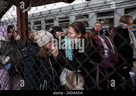 Eine Mutter, die am 5. März 2022 am Bahnhof in Przemysl, Polen, Schmutz vom Gesicht ihrer Tochter abwischt. Mehr als 1 Millionen Flüchtlinge fliehen seit der russischen Invasion in einer Woche aus der Ukraine. Während der Konflikt andauert, fliehen die Kriegsflüchtlinge aus ihrer Heimatstadt, erreichen die Grenze zu Polen, um Zugang zur Europäischen Union zu erhalten. (Foto von Enrico Mattia Del Punta/NurPhoto) Stockfoto