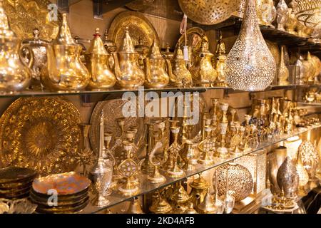 Eine Nahaufnahme von atemberaubenden Kupfer- und Messingartikeln in einem Geschäft in der Medina und den Souks von Marrakesch in Marokko. Stockfoto