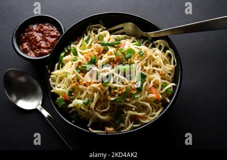 Nahaufnahme von chinesischen Garnelen Schezwan Nudeln, Gemüse Hakka Nudeln oder Chow mein ist ein beliebtes indo-chinesischen Rezepte. Stockfoto