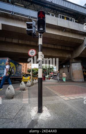 Medellin, Antioquia, Kolumbien - Juni 2 2022: Schwarzer Ampelpol an der Betonbrücke der U-Bahn-Station Stockfoto