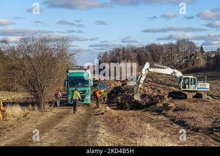 Baggerfahrer während der Erdarbeiten auf der Baustelle der neuen Eisenbahnlinie wird am 5. März 2022 in Danzig, Polen, gesehen (Foto: Michal Fludra/NurPhoto) Stockfoto