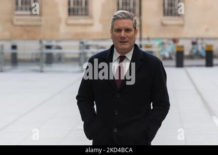 LONDON, GROSSBRITANNIEN, 06. MÄRZ 2022: Sir Keir Starmer, Vorsitzender der Labour Party, kommt im BBC Broadcasting House im Zentrum von London an, um am Sonntagmorgen auf der Sendung von Sophie Raworth am 06. März 2022 in London, England, zu erscheinen. (Foto von Wiktor Szymanowicz/NurPhoto) Stockfoto