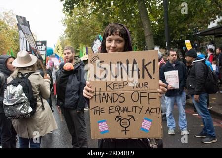 Damm, London, Großbritannien. 5.. November 2022. Tausende Teilnehmer am Embankment eine nationale Demonstration fordert eine Parlamentswahl, die nun zu einer Kundgebung auf den Trafalgar Square marschieren wird. Stockfoto