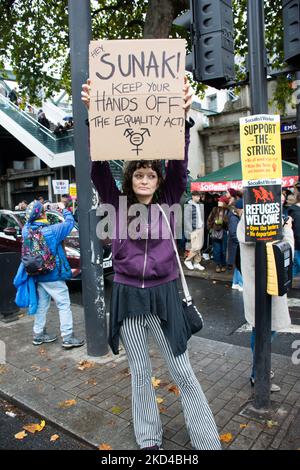 Damm, London, Großbritannien. 5.. November 2022. Tausende Teilnehmer am Embankment eine nationale Demonstration fordert eine Parlamentswahl, die nun zu einer Kundgebung auf den Trafalgar Square marschieren wird. Stockfoto