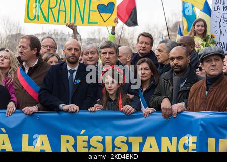 Mehrere tausend Menschen versammelten sich in Paris, um an einem großen marsch vom Place de la République zum Place de la Bastille teilzunehmen, um am 10.. Tag der Invasion Russlands Frieden in der Ukraine zu fordern. Viele politische Persönlichkeiten, darunter Stanislas Guerini, Stellvertreterin und Delegierter der La République en Marche (LREM) in der Mitte, die Pariser Bürgermeisterin Anne Hidalgo, der Präsidentschaftskandidat Yannick Jadot (EELV), Bernard-Henri Levi und Dominique Sopo sowie Bürger der Ukraine marschierten unter ukrainischen Fahnen und Slogans für den Frieden und gegen Putin, Am 5. März 2022 in Paris. (Foto von Samuel Boivin/NurPhoto) Stockfoto