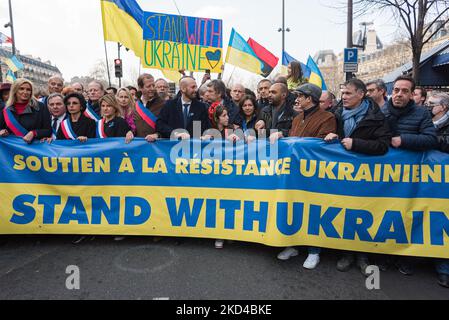 Mehrere tausend Menschen versammelten sich in Paris, um an einem großen marsch vom Place de la République zum Place de la Bastille teilzunehmen, um am 10.. Tag der Invasion Russlands Frieden in der Ukraine zu fordern. Viele politische Persönlichkeiten, darunter Stanislas Guerini, Abgeordneter und Delegierter der La République en Marche (LREM) im Zentrum, die Pariser Bürgermeisterin Anne Hidalgo, Rachida Dati, Olivier Faure, der Präsidentschaftskandidat Yannick Jadot (EELV), Bernard-Henri Levi und Dominique Sopo standen alle hinter einem Stand mit ukrainischem Banner und normale Bürger marschierten inmitten ukrainischer Flaggen und Slogans für Frieden und Frieden Stockfoto