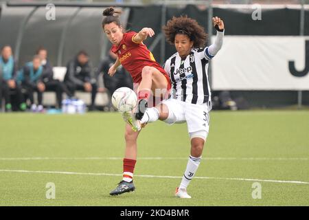 Paloma Lazaro Torres von AS Roma und Sara Gama von Juventus kämpfen am 05. März 2022 im italienischen Vinovo gegen den Ball in der Women Serie A zwischen Juventus und AS Roma. (Foto von Alberto Gandolfo/NurPhoto) Stockfoto