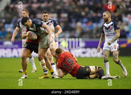 Die Engländerin Herbie Farnworth (links) wird von Dan Russell (rechts) und Rhyse Martin aus Papua-Neuguinea während des Viertelfinalspiels der Rugby League World Cup im DW Stadium, Wigan, angegangen. Bilddatum: Samstag, 5. November 2022. Stockfoto