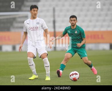 Jung Woo-Young (5) von All Sadd übergibt den Ball beim Amir Cup Viertelfinale zwischen Al Sadd und Al Ahli am 5. März 2022 im Jassim bin Hamad Stadium in Doha, Katar. (Foto von Simon Holmes/NurPhoto) Stockfoto