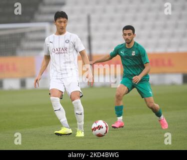 Jung Woo-Young (5) von All Sadd übergibt den Ball beim Amir Cup Viertelfinale zwischen Al Sadd und Al Ahli am 5. März 2022 im Jassim bin Hamad Stadium in Doha, Katar. (Foto von Simon Holmes/NurPhoto) Stockfoto