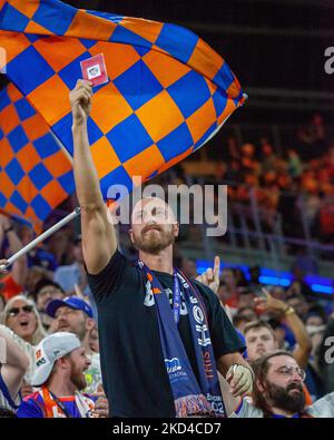 FC Cincinnati Fans werden während eines MLS Fußballmatches zwischen FC Cincinnati und D.C. United am Samstag, 5. März 2022, im TQL Stadium in Cincinnati, OH, gesehen. (Foto von Jason Whitman/NurPhoto) Stockfoto