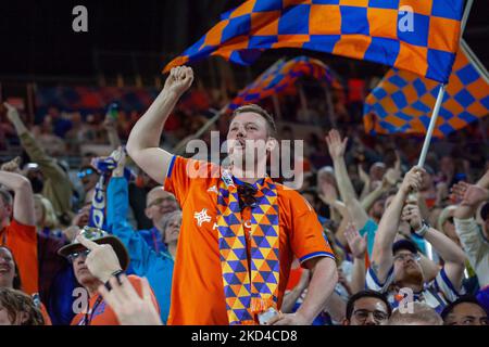 FC Cincinnati Fans werden während eines MLS Fußballmatches zwischen FC Cincinnati und D.C. United am Samstag, 5. März 2022, im TQL Stadium in Cincinnati, OH, gesehen. (Foto von Jason Whitman/NurPhoto) Stockfoto