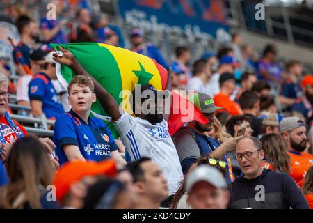 FC Cincinnati Fans werden während eines MLS Fußballmatches zwischen FC Cincinnati und D.C. United am Samstag, 5. März 2022, im TQL Stadium in Cincinnati, OH, gesehen. (Foto von Jason Whitman/NurPhoto) Stockfoto