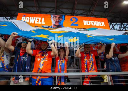 FC Cincinnati Fans werden während eines MLS Fußballmatches zwischen FC Cincinnati und D.C. United am Samstag, 5. März 2022, im TQL Stadium in Cincinnati, OH, gesehen. (Foto von Jason Whitman/NurPhoto) Stockfoto