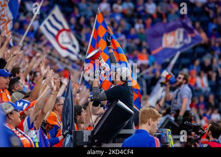 FC Cincinnati Fans werden während eines MLS Fußballmatches zwischen FC Cincinnati und D.C. United am Samstag, 5. März 2022, im TQL Stadium in Cincinnati, OH, gesehen. (Foto von Jason Whitman/NurPhoto) Stockfoto