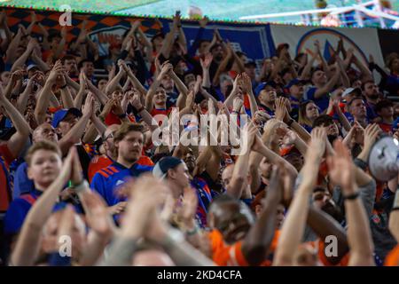 FC Cincinnati Fans werden während eines MLS Fußballmatches zwischen FC Cincinnati und D.C. United am Samstag, 5. März 2022, im TQL Stadium in Cincinnati, OH, gesehen. (Foto von Jason Whitman/NurPhoto) Stockfoto