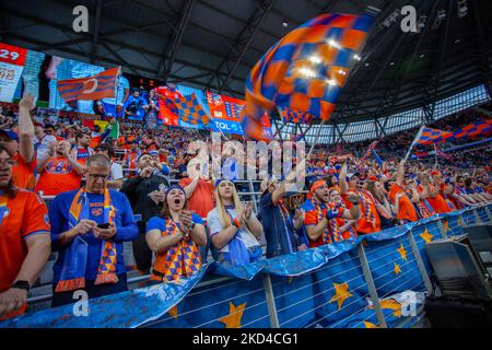 FC Cincinnati Fans werden während eines MLS Fußballmatches zwischen FC Cincinnati und D.C. United am Samstag, 5. März 2022, im TQL Stadium in Cincinnati, OH, gesehen. (Foto von Jason Whitman/NurPhoto) Stockfoto