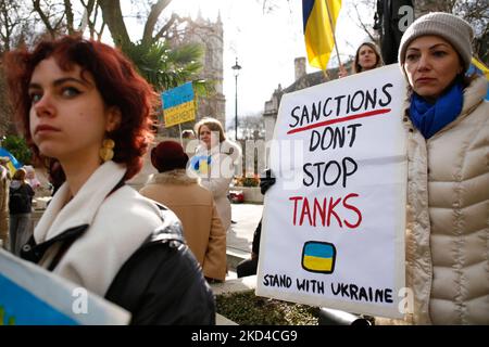 Pro-ukrainische Aktivisten, die gegen die russische Invasion des Landes protestieren, demonstrieren am 6. März 2022 vor dem Parlamentsgebäude auf dem Parliament Square in London, England. (Foto von David Cliff/NurPhoto) Stockfoto