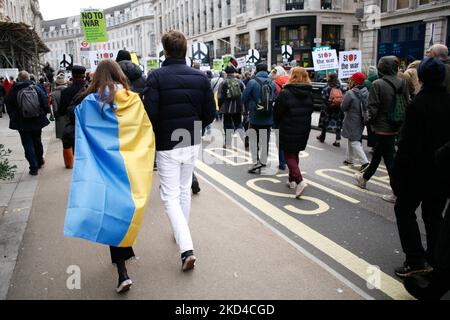 Eine Frau mit ukrainischer Flagge tritt Aktivisten der Stop the war Coalition bei, die am 6. März 2022 in der Regent Street in London, England, gegen die russische Invasion der Ukraine demonstrieren. (Foto von David Cliff/NurPhoto) Stockfoto