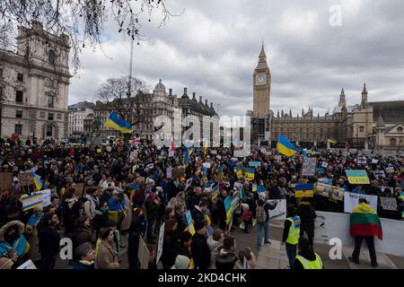 LONDON, VEREINIGTES KÖNIGREICH - 06. MÄRZ 2022: Ukrainische Bürger und ihre Anhänger demonstrieren auf dem Parliament Square und fordern die britische Regierung auf, die Ukraine durch die Lieferung von Luftverteidigungs- und Raketenabwehrsystemen zu unterstützen, weitere Sanktionen einschließlich des Verbots des Energiehandels, Ausschluss aller russischen Banken aus dem Swift-Zahlungsnetzwerk und Hilfe für Flüchtlinge am 11.. Tag der russischen Militärinvasion in das ukrainische Territorium am 06. März 2022 in London, England. (Foto von Wiktor Szymanowicz/NurPhoto) Stockfoto