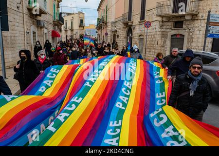 Demonstranten während des friedensmarsches in Giovinazzo am 6. März 2022. Von den Jugendlichen aller Vereine und Sportvereine in unserer Gegend, Giovinazzo, sehr erwünscht, eine Veranstaltung, die allen offen ist, die teilnehmen wollten. Der marsch für den Frieden begann von der Piazza Vittorio Emanuele II und berührte mit einer stillen Prozession die symbolischen Punkte der Stadt, wo wir anhielten, um uns von der Lektüre von Texten und Liedern über den Frieden leiten zu lassen. (Foto von Davide Pischettola/NurPhoto) Stockfoto