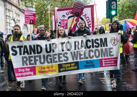 Damm, London, Großbritannien. 5.. November 2022. Tausende Teilnehmer am Embankment eine nationale Demonstration fordert eine Parlamentswahl, die nun zu einer Kundgebung auf den Trafalgar Square marschieren wird. Stockfoto