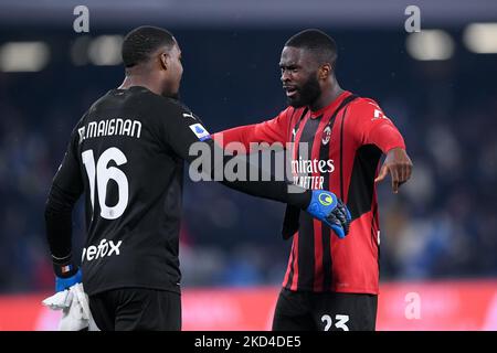 Fikayo Tomori vom AC Mailand und Mike Maignan vom AC Mailand feiern für den Sieg während der Serie Ein Spiel zwischen SSC Napoli und AC Mailand im Stadio Diego Armando Maradona, Neapel, Italien am 6. März 2022. (Foto von Giuseppe Maffia/NurPhoto) Stockfoto