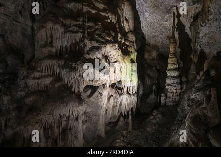 Blick auf Stalaktiten, Stalagmiten und Flowstones in der Rancho Nuevo Höhle, einer der vielen Höhlen in den Bergen rund um die Stadt San Cristobal de las Casas, direkt an der Bundesstraße 190 in Richtung Comitán. Die Höhle wurde 1947 von Vicente Kramsky entdeckt und hat eine Gesamtlänge von 10,2 km und eine Tiefe von 550 Metern. Am Sonntag, den 6. März 2022, im Ökotourismus-Park Rancho Nuevo, San Cristobal de las Casas, Chiapas, Mexiko. (Foto von Artur Widak/NurPhoto) Stockfoto