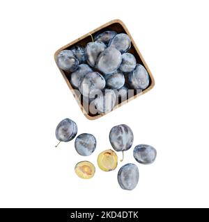 Einige Pflaumen in einer Holzschüssel isoliert auf weiß Stockfoto
