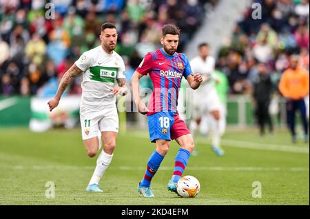 Tete Morente und Jordi Alba beim La Liga-Spiel zwischen Elche CF und FC Barcelona im Estadio Martinez Valero am 06. März 2022 in Elche, Spanien. (Foto von Rubén de la Fuente Pérez/NurPhoto) Stockfoto