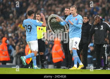 Erling Haaland (rechts) von Manchester City tritt beim Premier League-Spiel im Etihad Stadium, Manchester, für den ersetzten Julian Alvarez an. Bilddatum: Samstag, 5. November 2022. Stockfoto