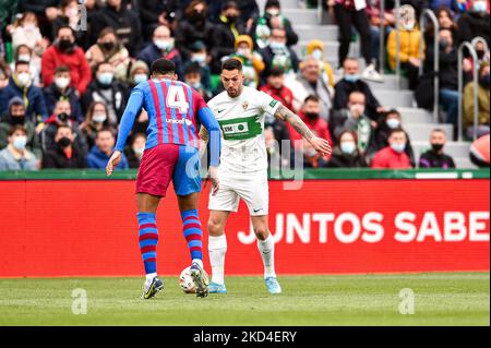Tete Morente und Ronald Araujo während des La Liga-Spiels zwischen Elche CF und FC Barcelona im Estadio Martinez Valero am 06. März 2022 in Elche, Spanien. (Foto von Rubén de la Fuente Pérez/NurPhoto) Stockfoto