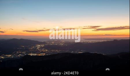 Sonnenuntergang über dem Mittelmeer und den Städten Aubagne und Marseille. Südfrankreich Stockfoto