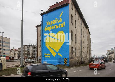 Gelbes Herz, durchbohrt von Kugeln auf blauem Grund mit Inschrift auf Ukrainisch und Polnisch - die Ukraine kämpft - ist am 6. März 2022 in Danzig, Polen zu sehen.das Wandbild wurde zur Unterstützung des ukrainischen Volkes während des russischen Krieges gegen die Ukraine geschaffen. (Foto von Michal Fludra/NurPhoto) Stockfoto