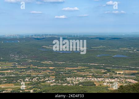 Photovoltaikkraftwerk und Windpark in der Provence, Var, Region Provence-Alpes-Côte d'Azur, Frankreich, Green Energy, Sonne und Wind Stockfoto