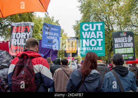 Damm, London, Großbritannien. 5.. November 2022. Tausende Teilnehmer am Embankment eine nationale Demonstration fordert eine Parlamentswahl, die nun zu einer Kundgebung auf den Trafalgar Square marschieren wird. Stockfoto