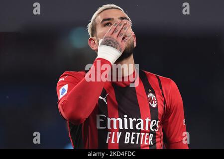 Theo Hernandez vom AC Mailand sieht am 6. März 2022 im Stadio Diego Armando Maradona Naples Italien im Serie A-Spiel zwischen SSC Napoli und AC Milan niedergeschlagen aus. (Foto von Franco Romano/NurPhoto) Stockfoto