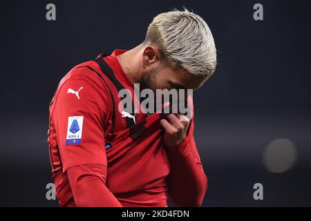 Theo Hernandez vom AC Mailand sieht am 6. März 2022 im Stadio Diego Armando Maradona Naples Italien im Serie A-Spiel zwischen SSC Napoli und AC Milan niedergeschlagen aus. (Foto von Franco Romano/NurPhoto) Stockfoto