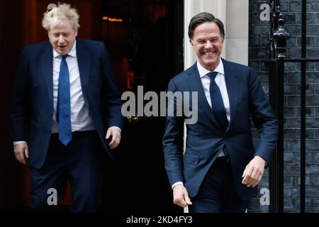 Der niederländische Premierminister Mark Rutte (R) reagiert darauf, als der britische Premierminister Boris Johnson (L) ihn am 7. März 2022 in der Downing Street 10 in London, England, begrüßt. (Foto von David Cliff/NurPhoto) Stockfoto