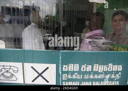 Eine Gruppe unbekannter Angreifer hatte Eier auf das Hauptquartier der Samagi Jana Balawegaya-Partei geworfen, einer der drei wichtigsten Oppositionsparteien Sri Lankas gegenüber der aktuellen Regierung. Die Partei, angeführt vom Oppositionsführer des Parlaments, Sajith Premadasa, ist kürzlich in der Öffentlichkeit heftig kritisiert worden, weil sie angesichts des massiven wirtschaftlichen Zusammenbruchs des Landes keine stärkere Haltung gegenüber der Regierung eingenommen hat. Vor kurzem wurden mehrere Proteste und Kundgebungen abgehalten, in denen die Oppositionsparteien zum Handeln und zum Rücktritt von Präsident Gotabaya Rajapaksa unter dem Namen f gefordert wurden Stockfoto