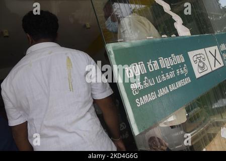 Eine Gruppe unbekannter Angreifer hatte Eier auf das Hauptquartier der Samagi Jana Balawegaya-Partei geworfen, einer der drei wichtigsten Oppositionsparteien Sri Lankas gegenüber der aktuellen Regierung. Die Partei, angeführt vom Oppositionsführer des Parlaments, Sajith Premadasa, ist kürzlich in der Öffentlichkeit heftig kritisiert worden, weil sie angesichts des massiven wirtschaftlichen Zusammenbruchs des Landes keine stärkere Haltung gegenüber der Regierung eingenommen hat. Vor kurzem wurden mehrere Proteste und Kundgebungen abgehalten, in denen die Oppositionsparteien zum Handeln und zum Rücktritt von Präsident Gotabaya Rajapaksa unter dem Namen f gefordert wurden Stockfoto