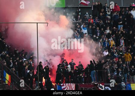 Fans von CFR Cluj während des Spiels CFR Cluj gegen FC Dinamo, Rumänische Liga 1, Dr. Constantin Radulescu Stadium, Cluj-Napoca, Rumänien, 06. März 2022 (Foto: Flaviu Buboi/NurPhoto) Stockfoto