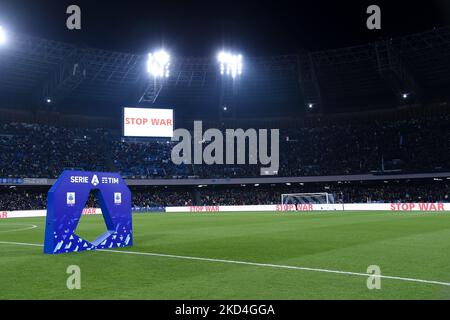 Stop war message on the LED Wall of during the Serie A match between SSC Napoli and AC Milan at Stadio Diego Armando Maradona, Naples, Italy on 6 March 2022. (Foto von Giuseppe Maffia/NurPhoto) Stockfoto