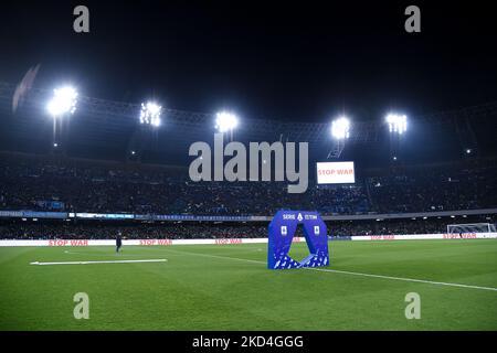 Stop war message on the LED Wall of during the Serie A match between SSC Napoli and AC Milan at Stadio Diego Armando Maradona, Naples, Italy on 6 March 2022. (Foto von Giuseppe Maffia/NurPhoto) Stockfoto