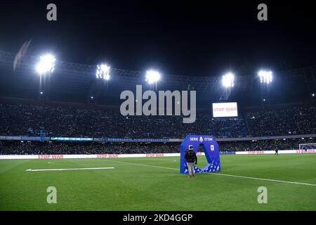 Stop war message on the LED Wall of during the Serie A match between SSC Napoli and AC Milan at Stadio Diego Armando Maradona, Naples, Italy on 6 March 2022. (Foto von Giuseppe Maffia/NurPhoto) Stockfoto
